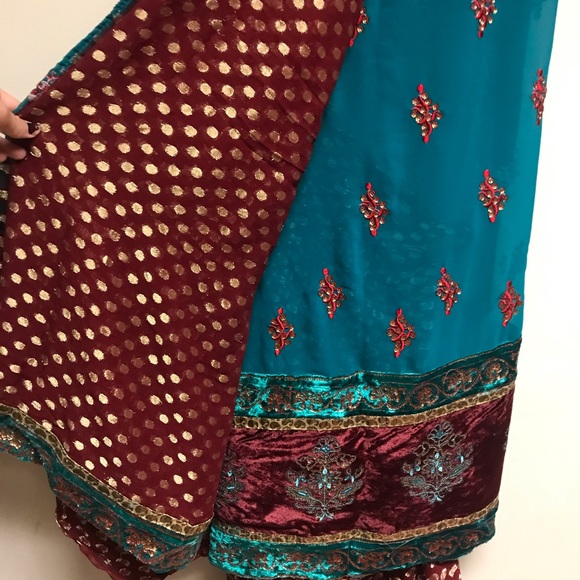 Stunning Chiffon/Velvet Sari - Picture 2 of 5